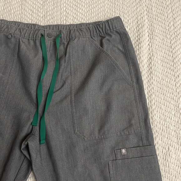 Men’s FIGS scrub pants - Picture 2 of 5